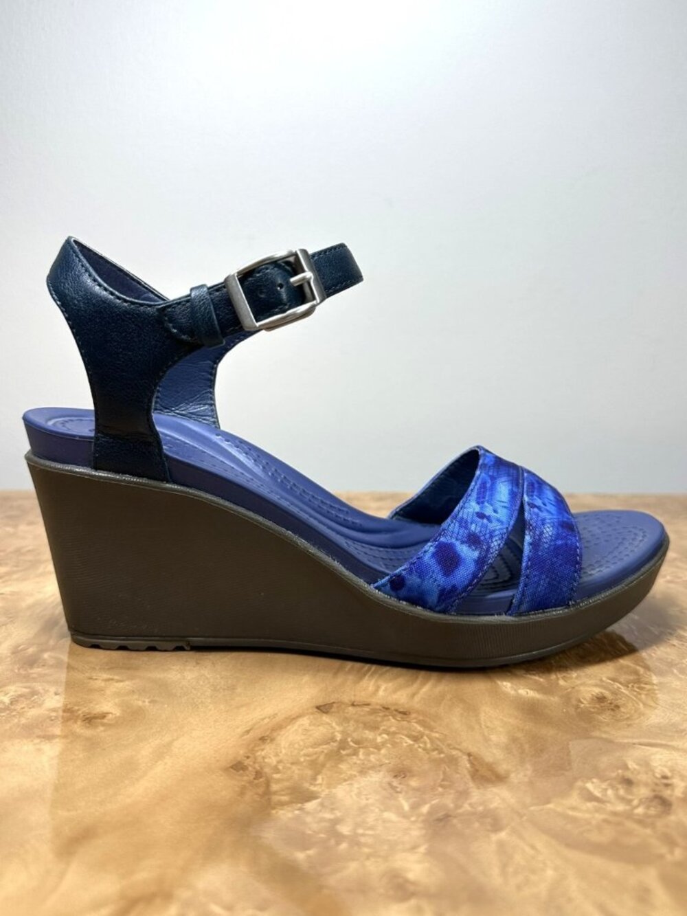 Crocs Leigh II Graphic Blue Ankle Strap Wedge Sandals Women's 8 Comfort